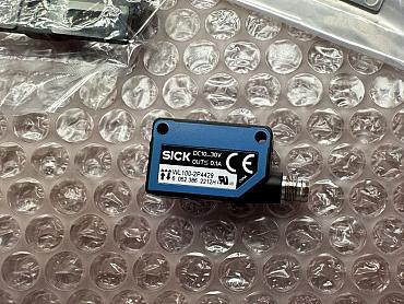 Find Quality Sick  WL100-2P4429 Reflector Photocell 6052386 NEW IN BOX Products at CNC-Service.nl. Explore our diverse catalog of industrial solutions designed to enhance your processes and deliver reliable results.